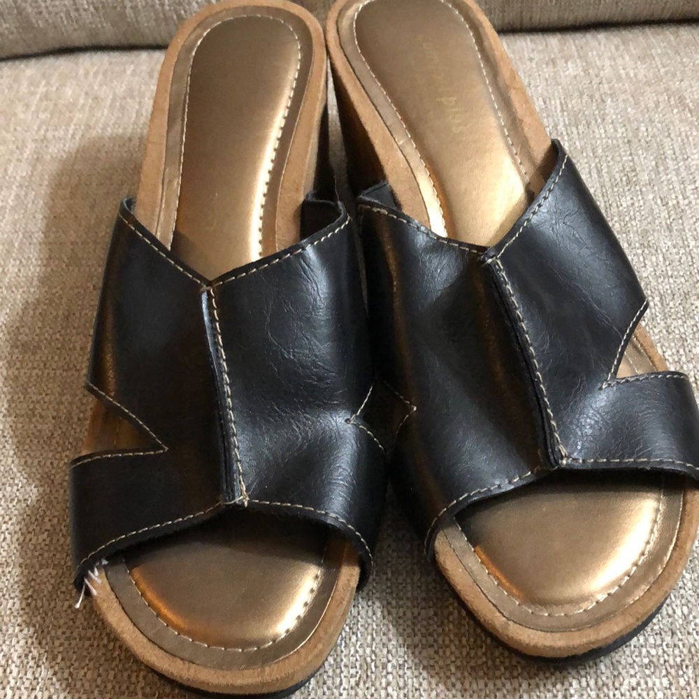 Woman’s Comfort Plus wedge size 9
